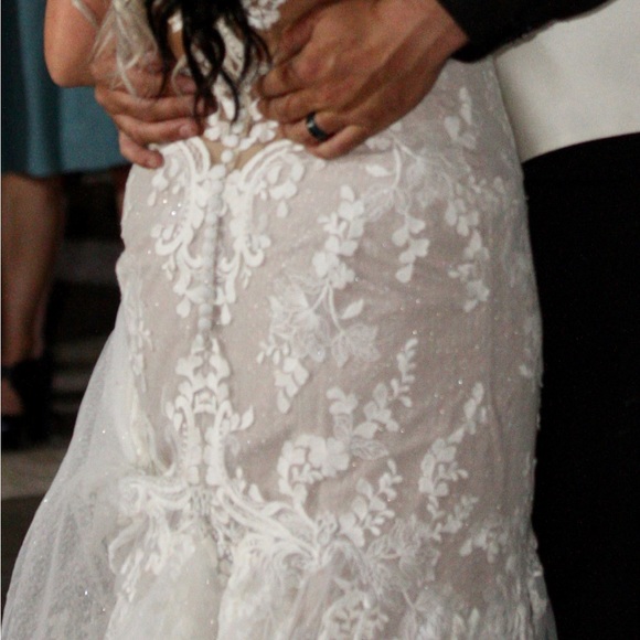 Maggie Sottero Wedding dress! Size 10 - Picture 4 of 6